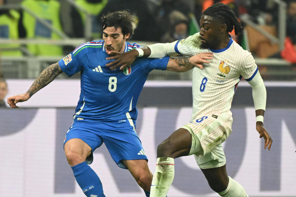 EPA11726513 Taliansky záložník Sandro Tonali (L) a francúzsky záložník Manu KONE Boj o loptu počas futbalového zápasu UEFA Nations League medzi Talianskom a Francúzskom na štadióne Giuseppe Meazza v Miláne v Miláne v Miláne v Miláne v Miláne, 17. novembra 2024.