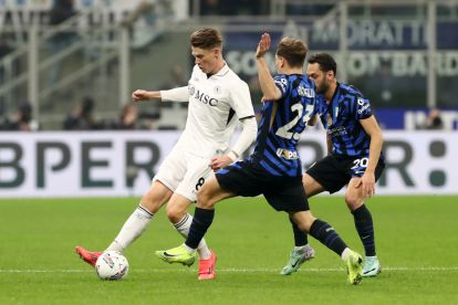 MILAN, ITALY - NOVEMBER 10: Scott McTominay of Napoli is challenged by Nicolo Barella and Hakan Calhanoglu of FC Internazionale during the Serie A match between FC Internazionale and Napoli at Stadio Giuseppe Meazza on November 10, 2024 in Milan, Italy. (Photo by Marco Luzzani/Getty Images)