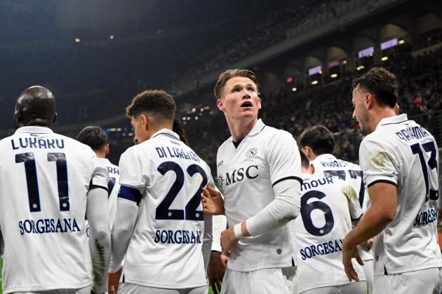 epaselect epa11713682 Napolis Scott McTominay (C) celebrates with teammates after scoring the 1-0 lead during the Italian Serie A soccer match between Inter and Napoli at Giuseppe Meazza stadium in Milan, Italy, 10 November 2024. EPA-EFE/NICOLA MARFISI