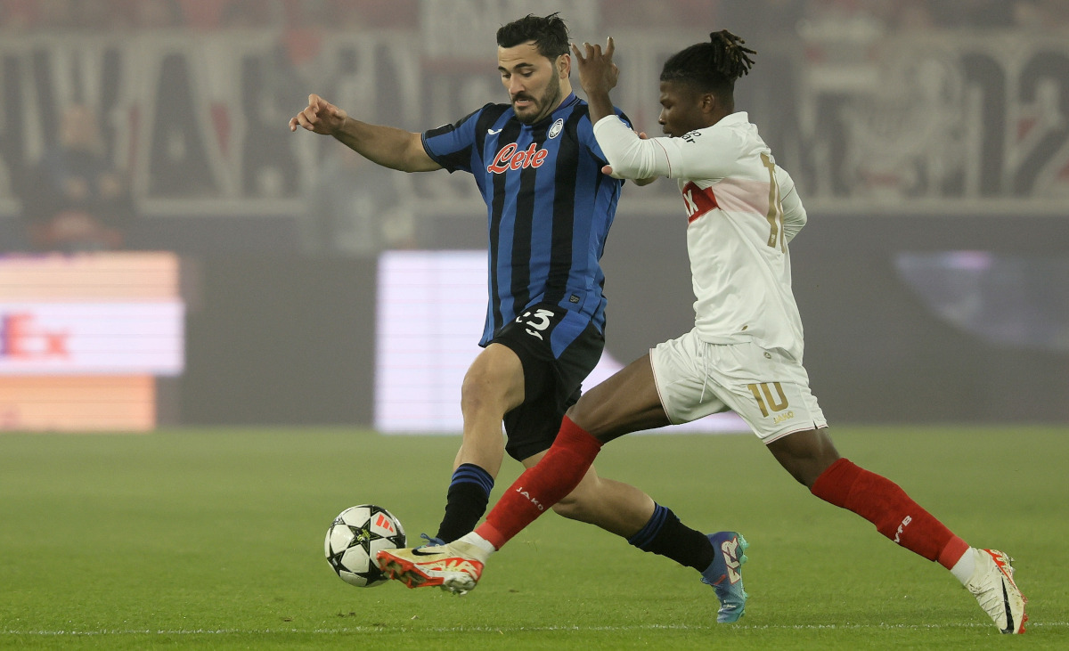 epa11705960 Sead Kolasinac (L) of Atalanta and El Bilal Toure of Stuttgart in action during the UEFA Champions League match between VfB Stuttgart and Atalanta BC, in Stuttgart, Germany, 06 November 2024. EPA-EFE/RONALD WITTEK