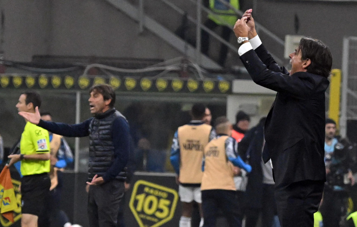 epa11713791 Inter Milans coach Simone Inzaghi gestures during the Italian Serie A soccer match between Inter and Napoli at Giuseppe Meazza stadium in Milan, Italy, 10 November 2024. EPA-EFE/NICOLA MARFISI