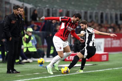 MILAN, ITALY - NOVEMBER 23: Theo Hernandez of AC Milan is challenged by Manuel Locatelli of Juventus during the Serie A match between AC Milan and Juventus at Stadio Giuseppe Meazza on November 23, 2024 in Milan, Italy. (Photo by Marco Luzzani/Getty Images)