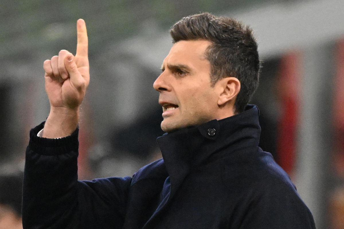 epa11736958 Juventus’s head coach Thiago Motta gives instructions during the Italian Serie A soccer match AC Milan vs Juventus FC at Giuseppe Meazza Stadium in Milan, Italy, 23 November 2024. EPA-EFE/DANIEL DAL ZENNARO