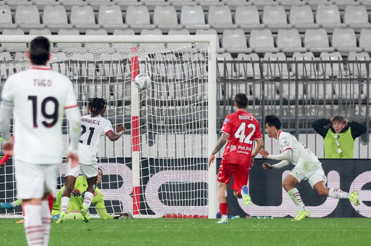 epa11698036 AC Milan's midfielder Tijjani Rejjnders scores goal during the Italian Serie A soccer match between AC Monza and AC Milan at U-Power Stadium in Monza, Italy, 02 November 2024. EPA-EFE/ROBERTO BREGANI