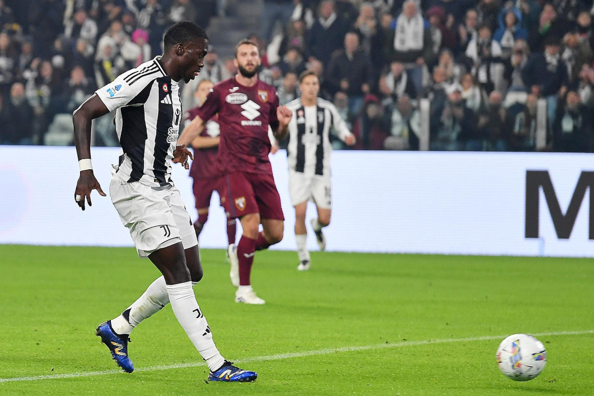 epa11712333 Juventus' Timothy Weah scores the 1-0 goal during the Italian Serie A soccer match between Juventus FC and Torino FC, in Turin, Italy, 09 November 2024. EPA-EFE/ALESSANDRO DI MARCO