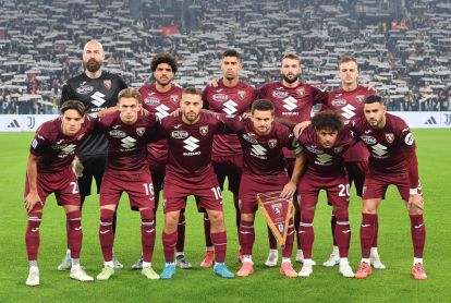 epa11712366 Players of Torino pose for a family picture ahead of the Italian Serie A soccer match between Juventus FC and Torino FC, in Turin, Italy, 09 November 2024. EPA-EFE/ALESSANDRO DI MARCO