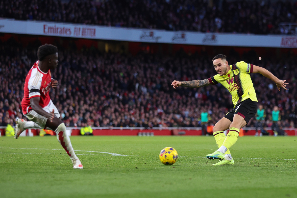 Josh Brownhill de Burnley marque un but sous le regard de Bukayo Saka d'Arsenal lors du match de Premier League entre Arsenal FC et Burnley FC à l'Emirates Stadium le 11 novembre 2023 à Londres, Royaume-Uni. (Photo de Marc Atkins/Getty Images)