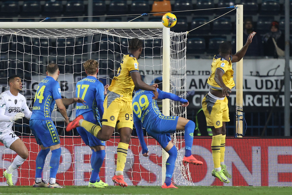Keinan Davis de l'Udinese Calcio marque le premier but de son équipe lors du match de Serie A entre Empoli et Udinese au Stadio Carlo Castellani le 25 novembre 2024 à Empoli, en Italie. (Photo de Gabriele Maltinti/Getty Images)