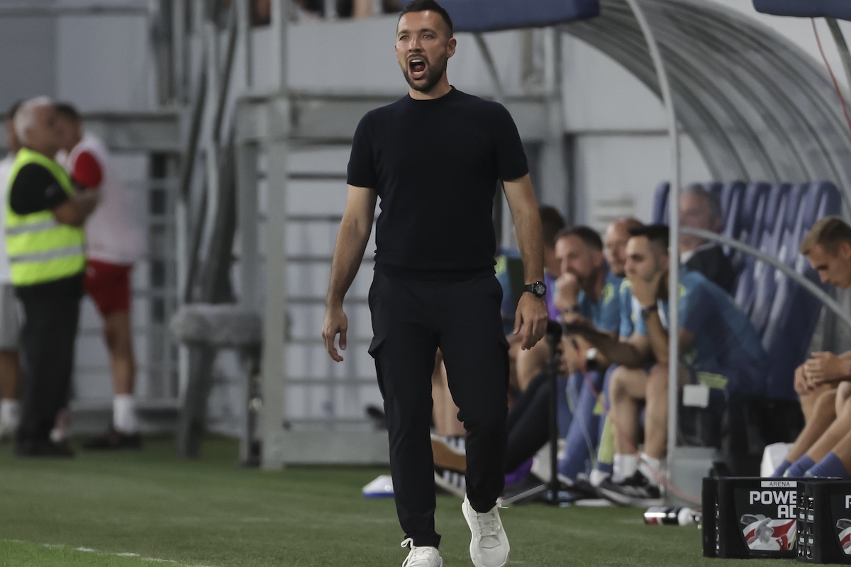 Backa Topola, Serbia - 01 de agosto: el entrenador en jefe Francesco Farioli de Ajax reacciona durante el segundo partido de clasificación de la UEFA Europa League. (Foto de Srdjan Stevanovic/Getty Images)