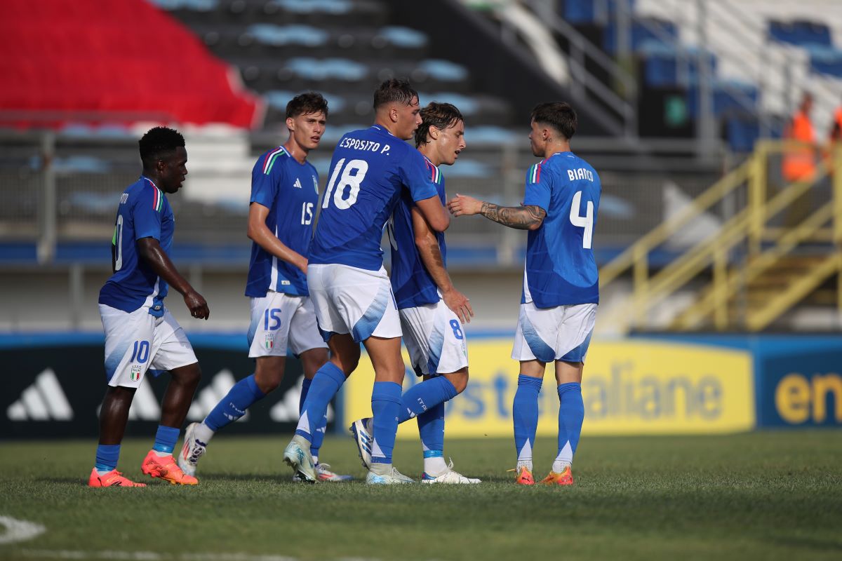 LATINA, ITALIE - SEPTEMBRE 05 : Edoardo Bove #8 avec ses coéquipiers de l'Italie U21 célèbre après avoir marqué le but d'ouverture en 2025 sous 21 EURO Qualifying Group A match entre l'Italie et Saint-Marin au Stadio Domenico Francioni le 05 septembre 2024 à Latina, Italie . (Photo de Paolo Bruno/Getty Images)