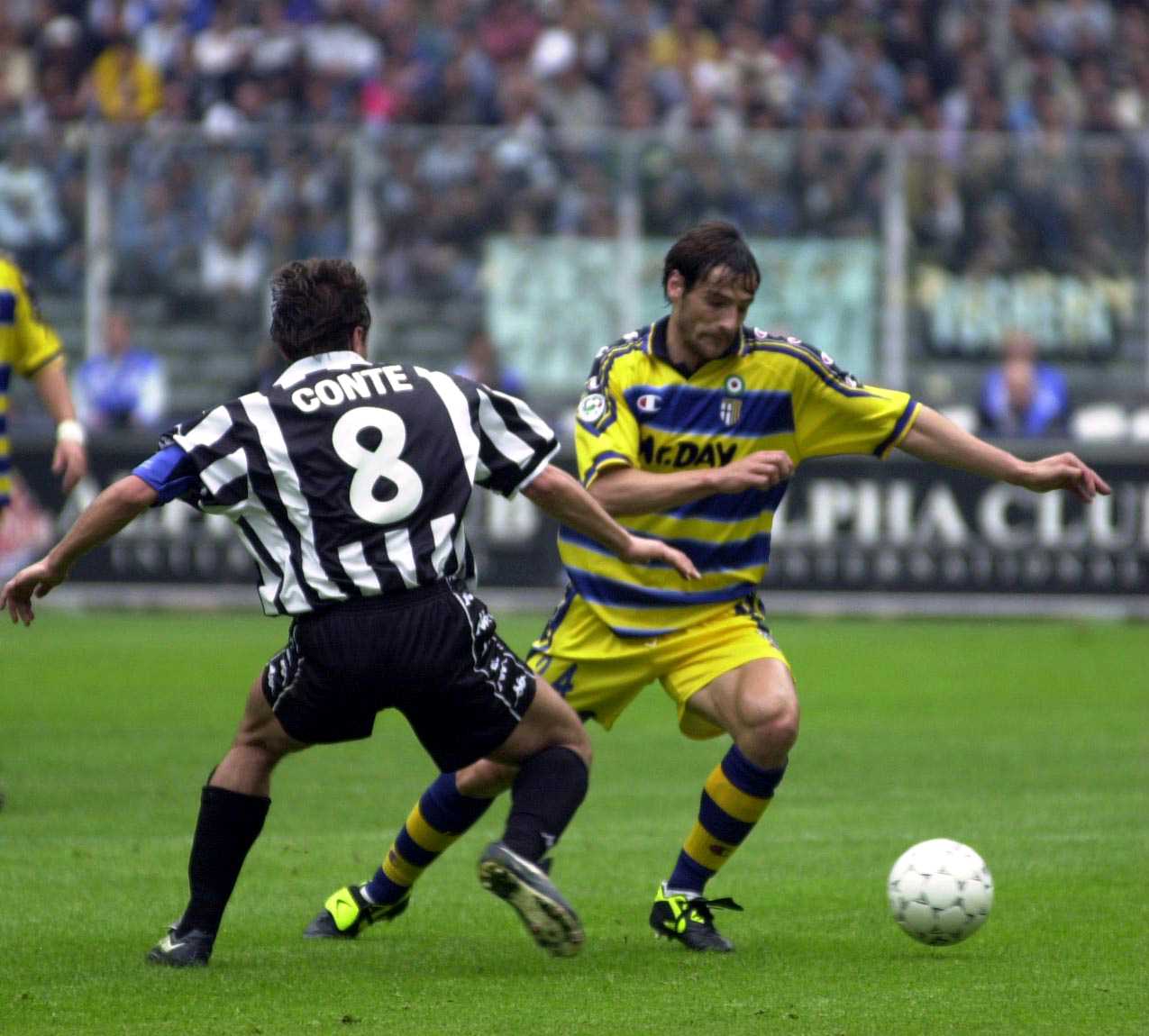 7 Mei 2000: Paolo Vanoli dari Parma menjauh dari Conte dari Juventus selama pertandingan Serie A antara Juventus dan Parma di Stadio Delle Alpi, Turin, Italia. Kredit Wajib: Grazia Neri/ALLSPORT