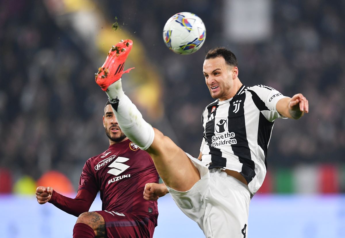 TURIN, ITALY - NOVEMBER 09: Federico Gatti of Juventus kicks the ball up whilst under pressure from Antonio Sanabria of Torino during the Serie A match between Juventus and Torino at Juventus Stadium on November 09, 2024 in Turin, Italy. (Photo by Valerio Pennicino/Getty Images)