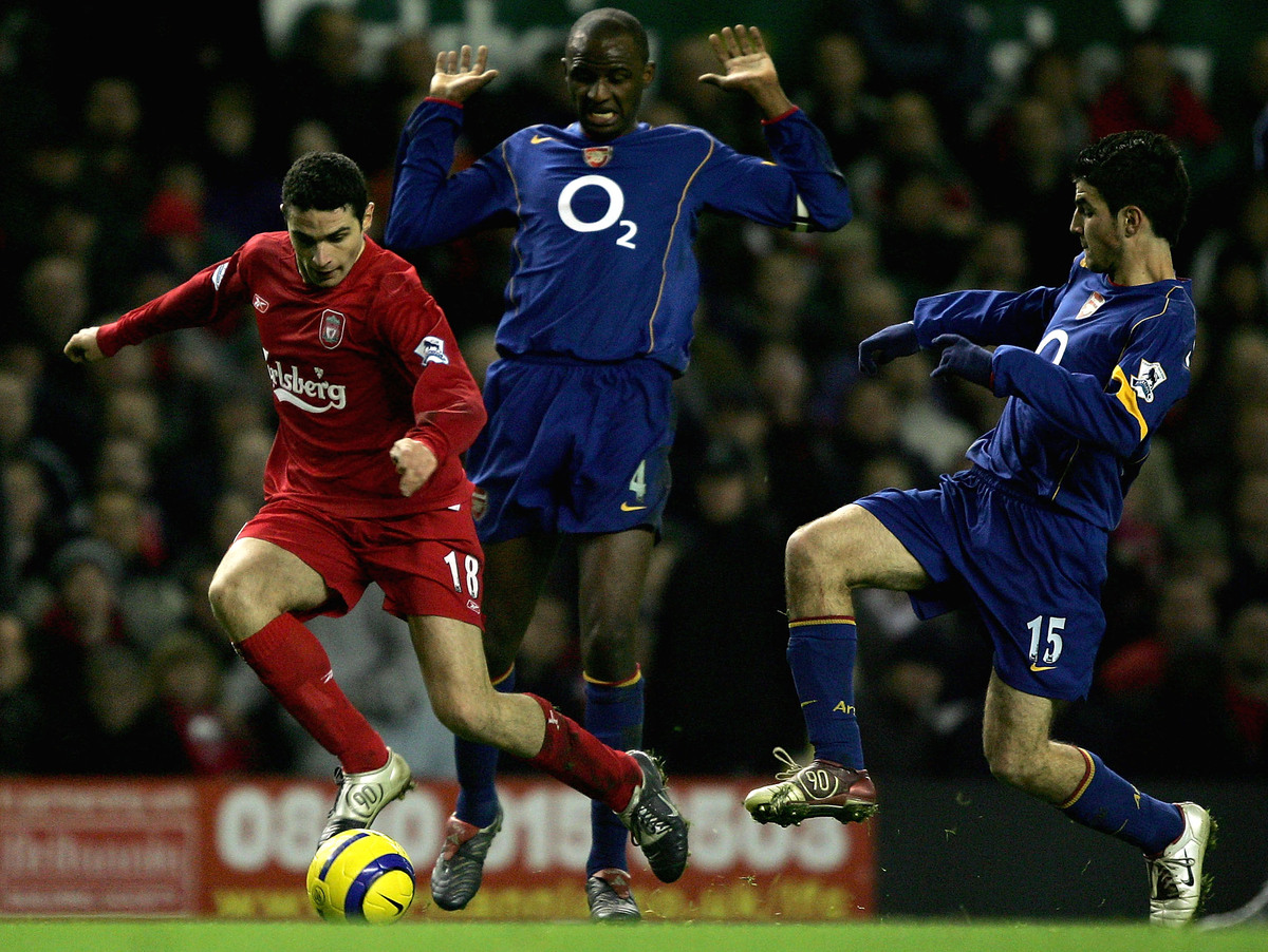 Antonio Nunez de Liverpool tente de s'éloigner de Patrick Vieira et Francesc Fabregas d'Arsenal lors du match Barclays Premiership entre Liverpool et Arsenal à Anfield le 28 novembre 2004 à Liverpool, en Angleterre. (Photo de Clive Brunskill/Getty Images)