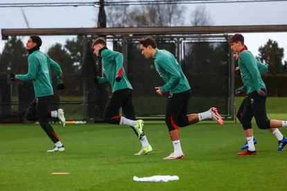 Federico Chiesa and Liverpool teammates in training ahead of Premier League fixture against Southampton. (picture via www.liverpoolfc.com)