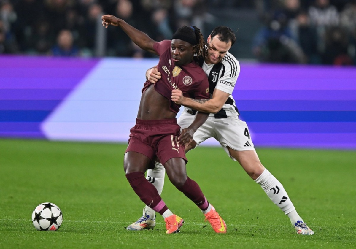 Federico Gatti de Juventus et Geremy Doku de Manchester City en action lors du match de football de la Ligue des champions de l'UEFA Juventus FC contre Manchester City FC au stade Allianz de Turin, Italie, 11 décembre 2024. EPA-EFE/ALESSANDRO DI MARCO