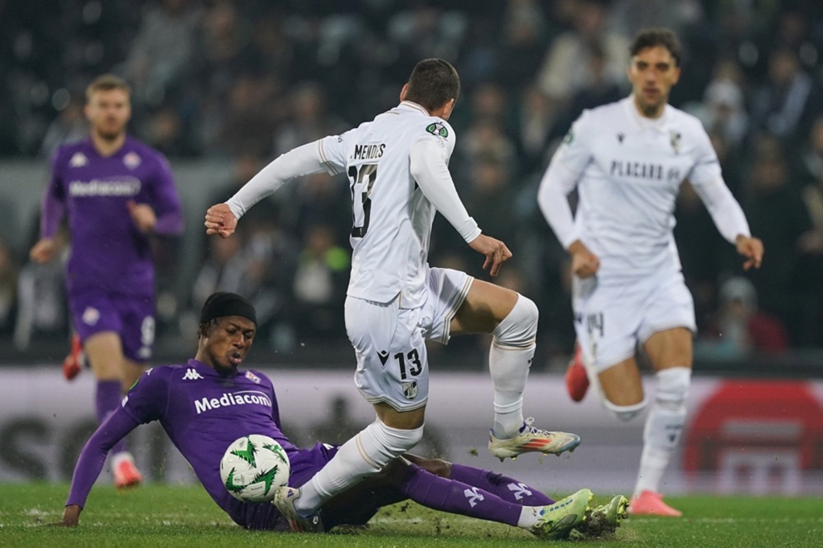 Joao Mendes (R) de Vitoria de Guimaraes en action contre Christian Kouame de Fiorentina lors du match de football de la Ligue de conférence de l'UEFA qui s'est tenu au stade D.Afonso Henriques, à Guimaraes, Portugal, le 19 décembre 2024. EPA-EFE/HUGO DELGADO