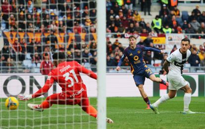 ROME, ITALY - DECEMBER 22: Alexis Saelemaekers of AS Roma scores his team's second goal as Zion Suzuki of Parma Calcio fails to make a save during the Serie A match between AS Roma and Parma at Stadio Olimpico on December 22, 2024 in Rome, Italy. (Photo by Paolo Bruno/Getty Images)