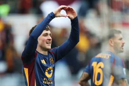 ROME, ITALY - DECEMBER 22: Alexis Saelemaekers of AS Roma celebrates scoring his team's second goal during the Serie A match between AS Roma and Parma at Stadio Olimpico on December 22, 2024 in Rome, Italy. (Photo by Paolo Bruno/Getty Images)