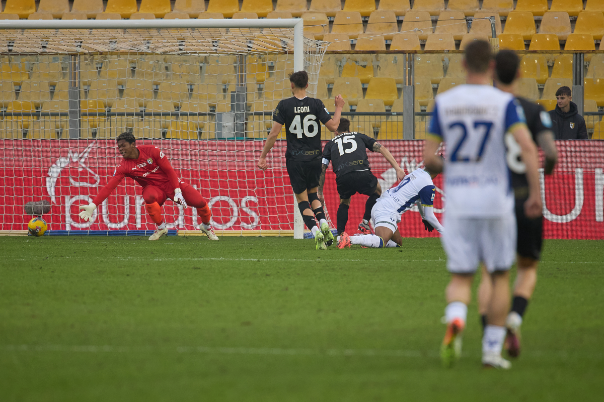 PARMA, ITALY - DECEMBER 15: Amin Sarr of Hellas Verona FC scores his team's second goal during the Serie A match between Parma and Verona at Stadio Ennio Tardini on December 15, 2024 in Parma, Italy. (Photo by Emmanuele Ciancaglini/Getty Images)