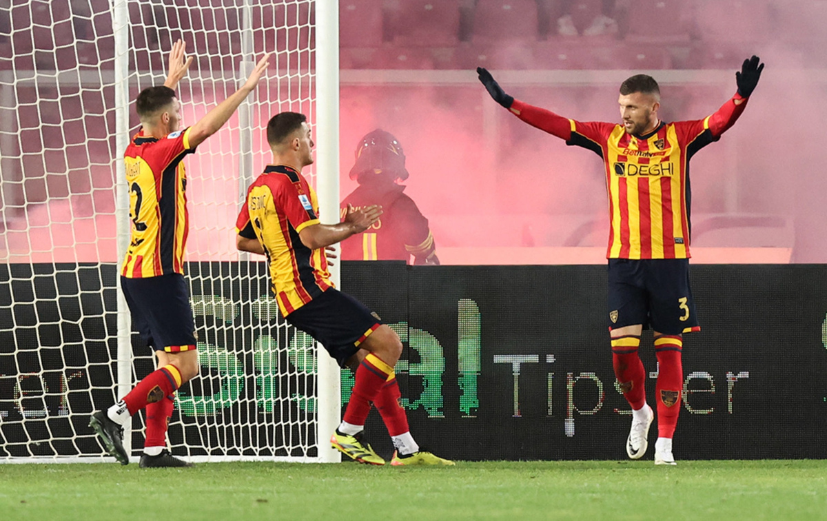 epa11752632 Ante Rebic (R) de Lecce célèbre avec ses coéquipiers après avoir marquant le but d'égalisation tardif de 1-1 lors du match de football italien Serie A entre l'US Lecce et le Juventus FC, à Lecce, en Italie, le 01 décembre 2024. EPA-EFE/ABBONDANZA SCURO LEZZI