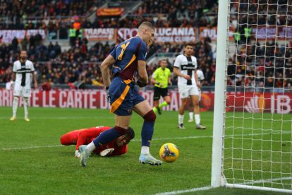 ROME, ITALY - DECEMBER 22: Artem Dovbyk of AS Roma scores his team's fifth goal during the Serie A match between AS Roma and Parma at Stadio Olimpico on December 22, 2024 in Rome, Italy. (Photo by Paolo Bruno/Getty Images)