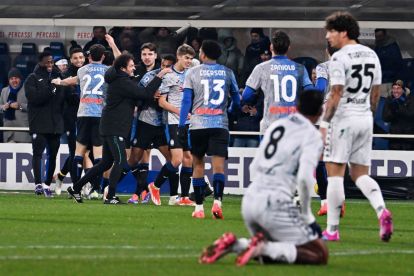 epa11790406 Atalanta's Charles De Ketelaere celebrates with teammates after scoring the 3-2 goal during the Italian Serie A soccer match Atalanta BC vs Empoli FC, in Bergamo, Italy, 22 December 2024. EPA-EFE/MICHELE MARAVIGLIA