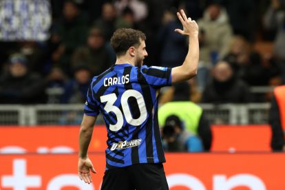 Milan, Italia - 23 Desember: Carlos Augusto dari FC Internazionale merayakan mencetak gol pertama timnya selama pertandingan Serie A antara FC Internazionale dan Como di Stadio Giuseppe Meazza pada 23 Desember 2024 di Milan, Italia. (Foto oleh Marco Luzzani/Getty Images)