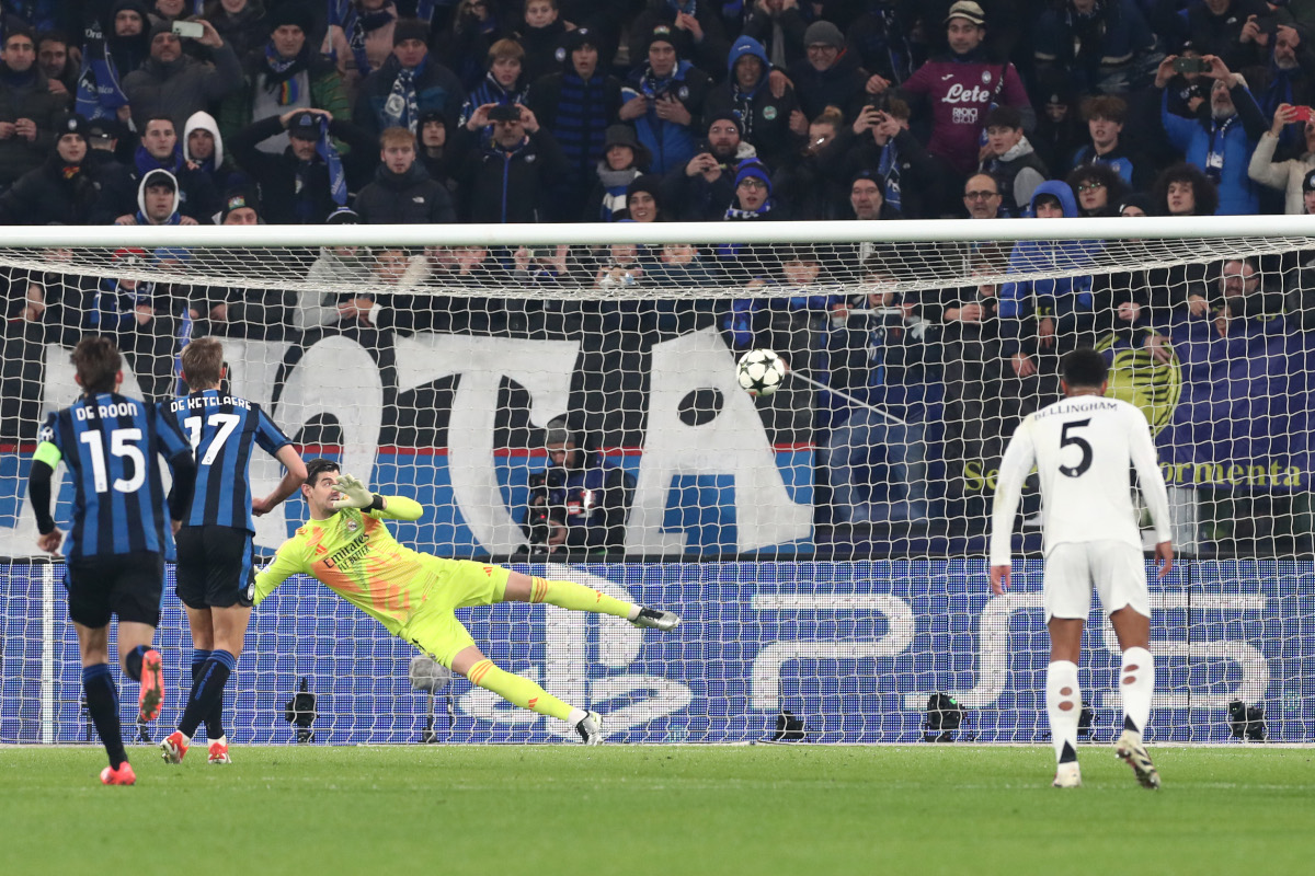 BERGAME, ITALIE - DÉCEMBRE 10 : Charles de Ketelaere d'Atalanta marque le premier but de son équipe devant Thibaut Courtois du Real Madrid depuis le point de pénalité lors du match MD6 de la phase de ligue 2024/25 de l'UEFA Champions League entre Atalanta BC et Real Madrid CF au Stadio di Bergamo le 10 décembre 2024 à Bergame, Italie. (Photo de Marco Luzzani/Getty Images)