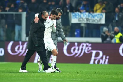 epa11761083 Milans Christian Pulisic leaves the pitch after an injury during the Italian Serie A soccer match between Atalanta BC and AC Milan, in Bergamo, Italy, 06 December 2024. EPA-EFE/MICHELE MARAVIGLIA