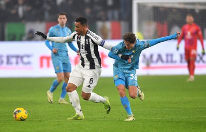 TURIN, ITALY - DECEMBER 14: Danilo of Juventus runs for the ball under pressure from Magnus Kofod Andersen of Venezia during the Serie A match between Juventus and Venezia at Allianz Stadium on December 14, 2024 in Turin, Italy. (Photo by Valerio Pennicino/Getty Images)