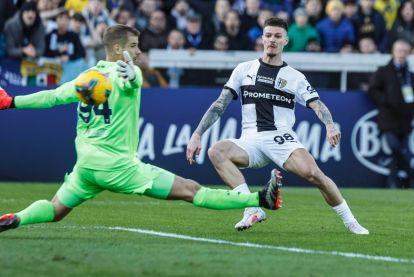 epa11751524 Parma's Dennis Man scores the 1-0 goal during the Italian Serie A soccer match Parma Calcio vs SS Lazio at Ennio Tardini stadium in Parma, Italy, 01 December 2024. EPA-EFE/ELISABETTA BARACCHI