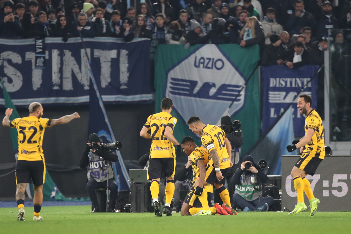 ROME, ITALY - DECEMBER 16: Denzel Dumfries of FC Internazionale celebrates scoring his team's fourth goal during the Serie A match between SS Lazio and FC Internazionale at Stadio Olimpico on December 16, 2024 in Rome, Italy. (Photo by Paolo Bruno/Getty Images)