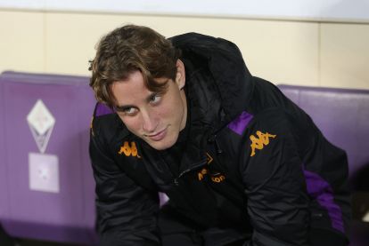 FLORENCE, ITALY - DECEMBER 23: Edoardo Bove of ACF Fiorentina follows the warm-up from the bench during the Serie A match between Fiorentina and Udinese at Stadio Artemio Franchi on December 23, 2024 in Florence, Italy. (Photo by Gabriele Maltinti/Getty Images)