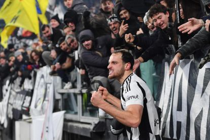 epa11777621 Juventus' Federico Gatti celebrates after scoring the 1-0 during the Italian Serie A soccer match Juventus FC vs Venezia FC at the Allianz Stadium in Turin, Italy, 14 December 2024. EPA-EFE/ALESSANDRO DI MARCO