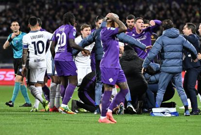 epa11752149 Players and staff block sight onto Fiorentina's Edoardo Bove getting medical attention during the Italian Serie A soccer match between ACF Fiorentina and Inter Milan, in Florence, Italy, 01 December 2024. The match was abandoned after Fiorentina's Edoardo Bove suffered a serious injury 16 minutes into the game. EPA-EFE/CLAUDIO GIOVANNINI
