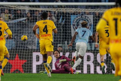 epa11796337 Lazio’s Fisayo Dele-Bashiru (R) scores the 1-0 goal during the Italian Serie A soccer match between SS Lazio and Atalanta BC at the Olimpico stadium in Rome, Italy, 28 December 2024. EPA-EFE/GIUSEPPE LAMI