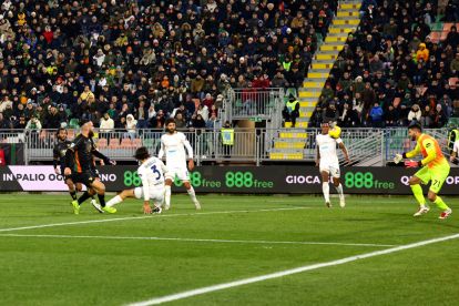 VENICE, ITALY - DECEMBER 22: Francesco Zampano of Venezia scores his team's first goal during the Serie A match between Venezia and Cagliari at Stadio Pier Luigi Penzo on December 22, 2024 in Venice, Italy. (Photo by Maurizio Lagana/Getty Images)