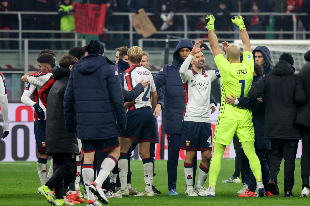 epa11779906 CFC Genoa's players interact after the Italian Serie A soccer match between AC Milan and CFC Genoa, in Milan, Italy, 15 December 2024.  EPA-EFE/ROBERTO BREGANI