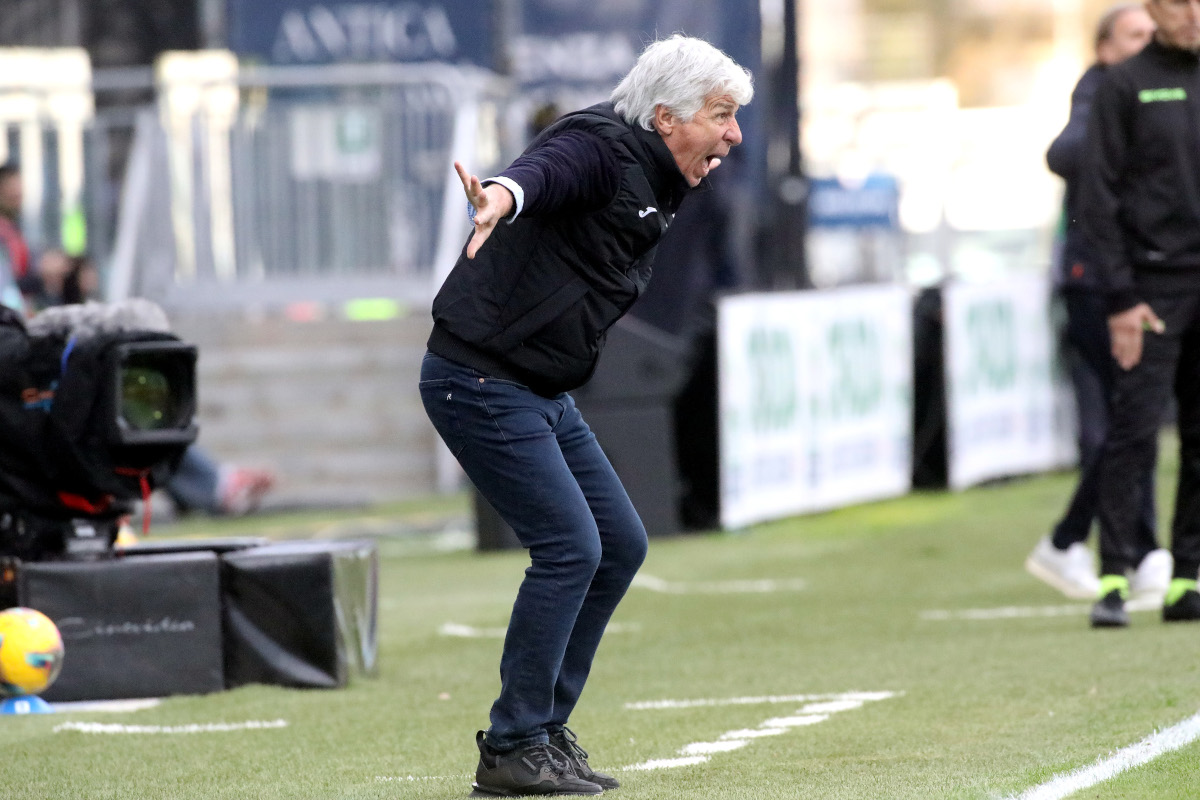 CAGLIARI, ITALIE - DÉCEMBRE 14 : l'entraîneur Gian Piero Gasperini d'Atalanta réagit lors du match de série A entre Cagliari et Atalanta à la Sardegna Arena le 14 décembre 2024 à Cagliari, Italie. (Photo par Enrico Locci/Getty Images)