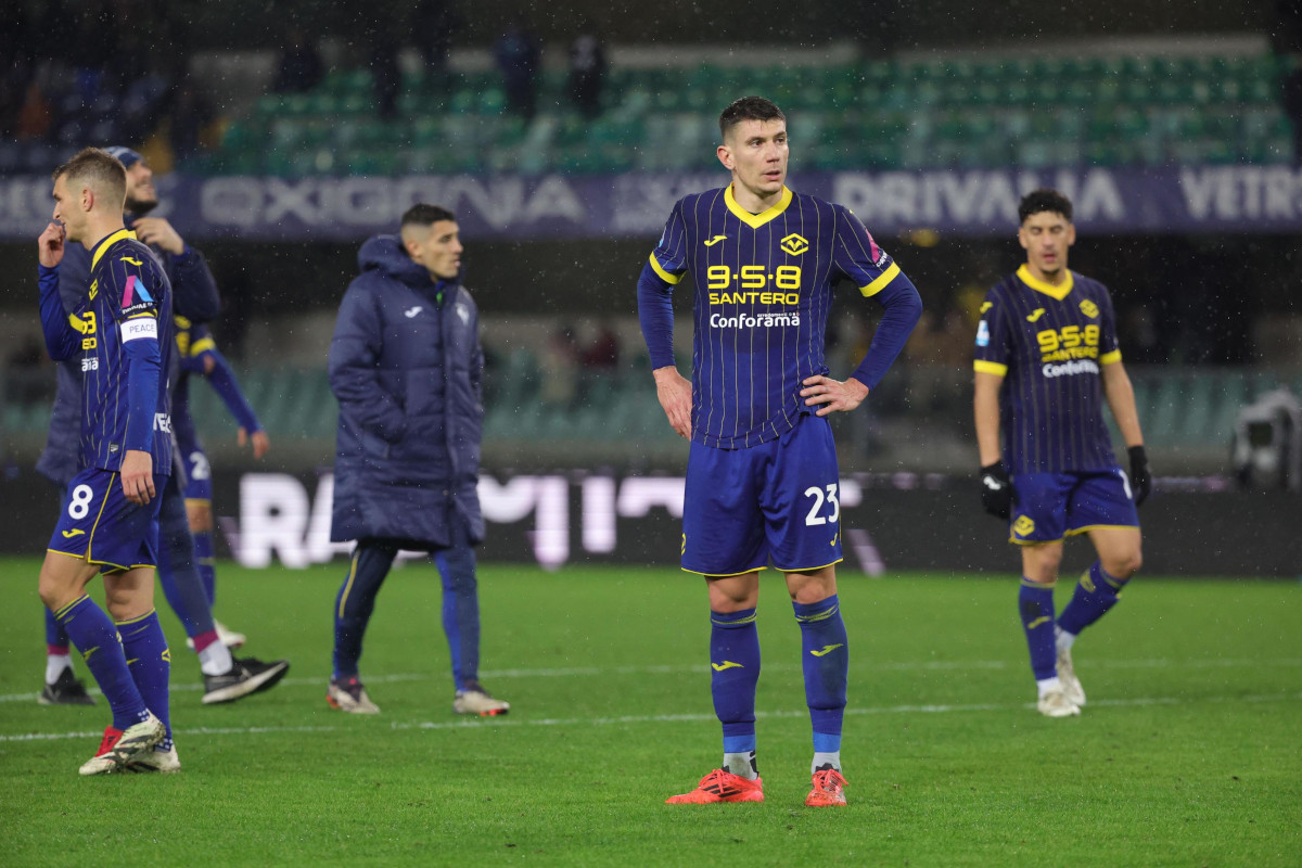 epa11765057 Giangiacomo Magnani de Vérone quitte le terrain après avoir perdu le match de football italien Serie A entre Hellas Vérone et Empoli FC à Vérone, Italie, 08 décembre 2024. EPA-EFE/Emanuele Pennnacchio