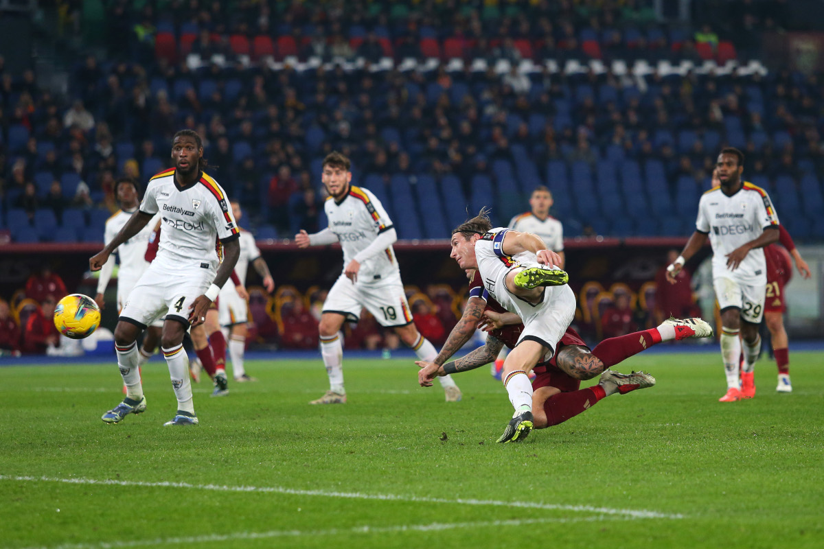 ROME, ITALIE - 07 DÉCEMBRE : Gianluca Mancini de l'AS Roma marque le deuxième but de son équipe lors du match de Serie A entre l'AS Roma et Lecce au Stadio Olimpico le 07 décembre 2024 à Rome, Italie. (Photo de Paolo Bruno/Getty Images)