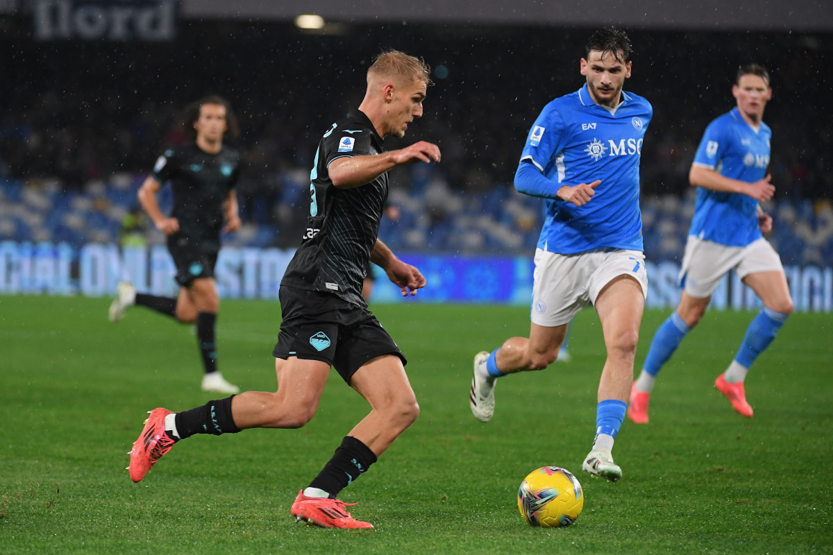 NAPLES, ITALY - DECEMBER 08: Gustav Isaksen of SS Lazio competes for the ball with Khvicha Kvaratskhelia of SSC Napoli during the Serie A match between SSC Napoli and SS Lazio at Stadio Diego Armando Maradona on December 08, 2024 in Naples, Italy. (Photo by Marco Rosi - SS Lazio/Getty Images)