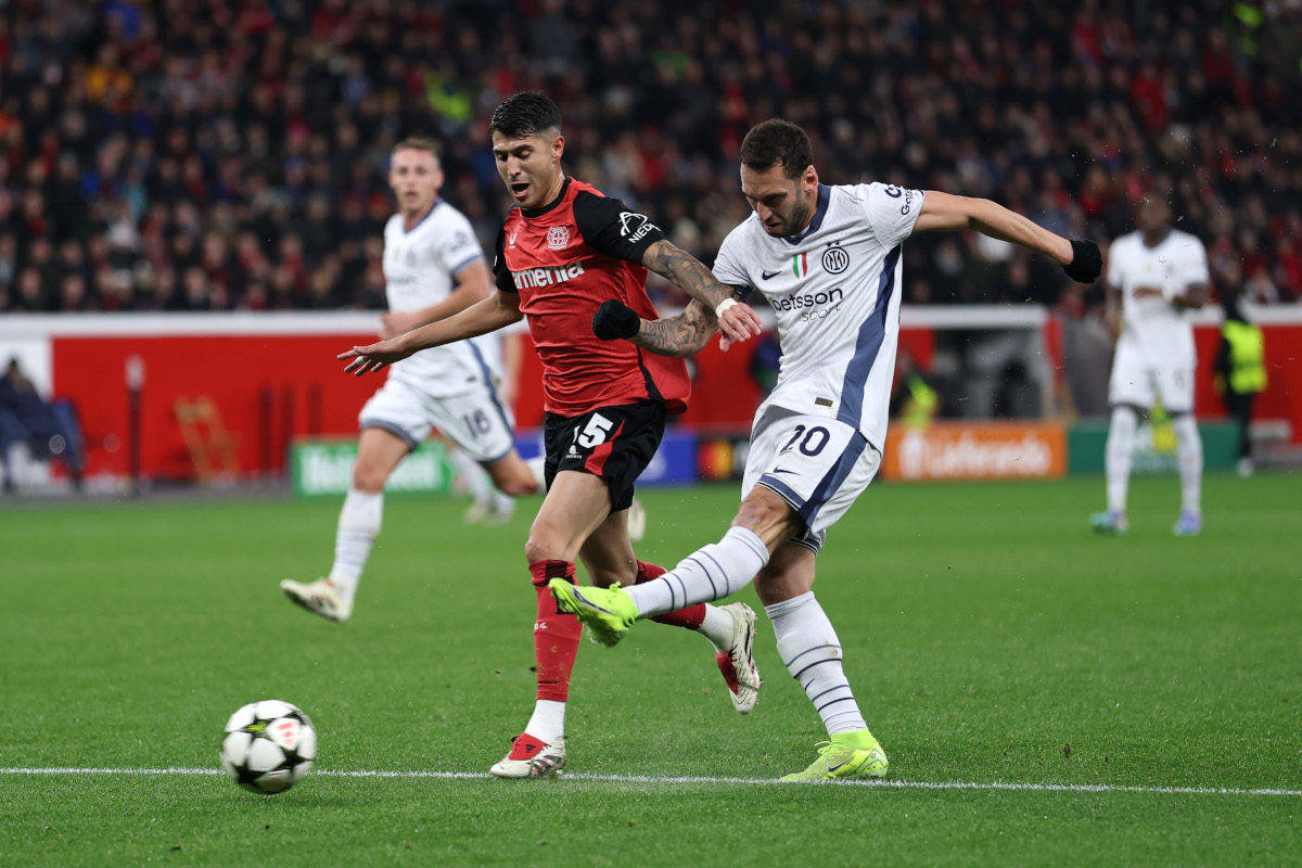 LEVERKUSEN, ALLEMAGNE - DÉCEMBRE 10 : Hakan Calhanoglu du FC Internazionale prend une photo sous la pression d'Exequiel Palacios de Bayer 04 Leverkusen lors du match MD6 de la phase de ligue 2024/25 de l'UEFA Champions League entre le Bayer 04 Leverkusen et le FC Internazionale Milano à BayArena le 10 décembre , 2024 à Leverkusen, Allemagne. (Photo de Lars Baron/Getty Images)