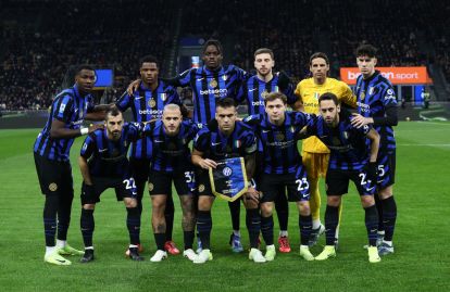 MILAN, ITALY - DECEMBER 23: FC Internazionale players pose for a photo on pitch prior to the Serie A match between FC Internazionale and Como at Stadio Giuseppe Meazza on December 23, 2024 in Milan, Italy. (Photo by Marco Luzzani/Getty Images)