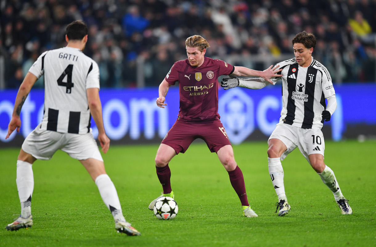 Turín, Italia - 11 de diciembre: Kevin de Bruyne del Manchester City controla el balón bajo presión de Federico Gatti y Kenan Yildiz de la Juventus durante el partido de la Fase MD6 de la Liga 2024/25 de la UEFA en la Liga 2024/25 entre Juventus y Manchester City en el estadio de la Juventus el 11 de diciembre de 2024 en Turin, Italia. (Foto de Valerio Pennicino/Getty Images)