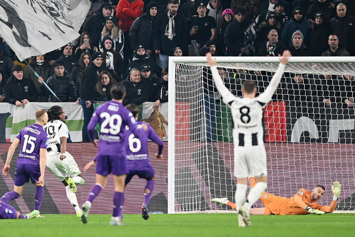 epa11797881 Juventus' Khephren Thuram (3-L) celebrates after scoring the 2-1 goal in the Italian Serie A soccer match Juventus FC vs ACF Fiorentina at the Allianz Stadium in Turin, Italy, 29 December 2024. EPA-EFE/ALESSANDRO DI MARCO