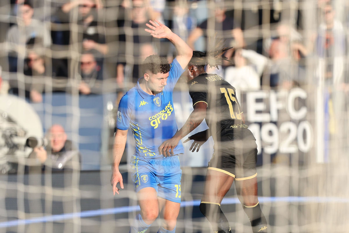 Empoli, Italia - 28 de diciembre: Liberato Cacace de Empoli FC en acción contra Brooke Norton -Cuffy de Génova CFC durante el partido de la Serie A entre Empoli y Génova en Stadio Carlo Castellani el 28 de diciembre de 2024 en Empoli, Italia. (Foto de Gabriele Maltinti/Getty Images)
