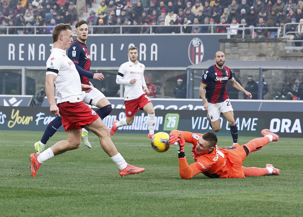 epa11778599 Bologna's goalkeeper Lukas Skorupski (R) and Fiorentina's Albert Gudmundsson (L) in action the Italian Serie A soccer match between Bologna FC 1909 and ACF Fiorentina, in Bologna, Italy, 15 December 2024. EPA-EFE/SERENA CAMPANINI