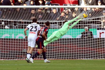 CAGLIARI, ITALY - DECEMBER 14: Marco Carnesecchi of Atalanta in action during the Serie A match between Cagliari and Atalanta at Sardegna Arena on December 14, 2024 in Cagliari, Italy. (Photo by Enrico Locci/Getty Images)