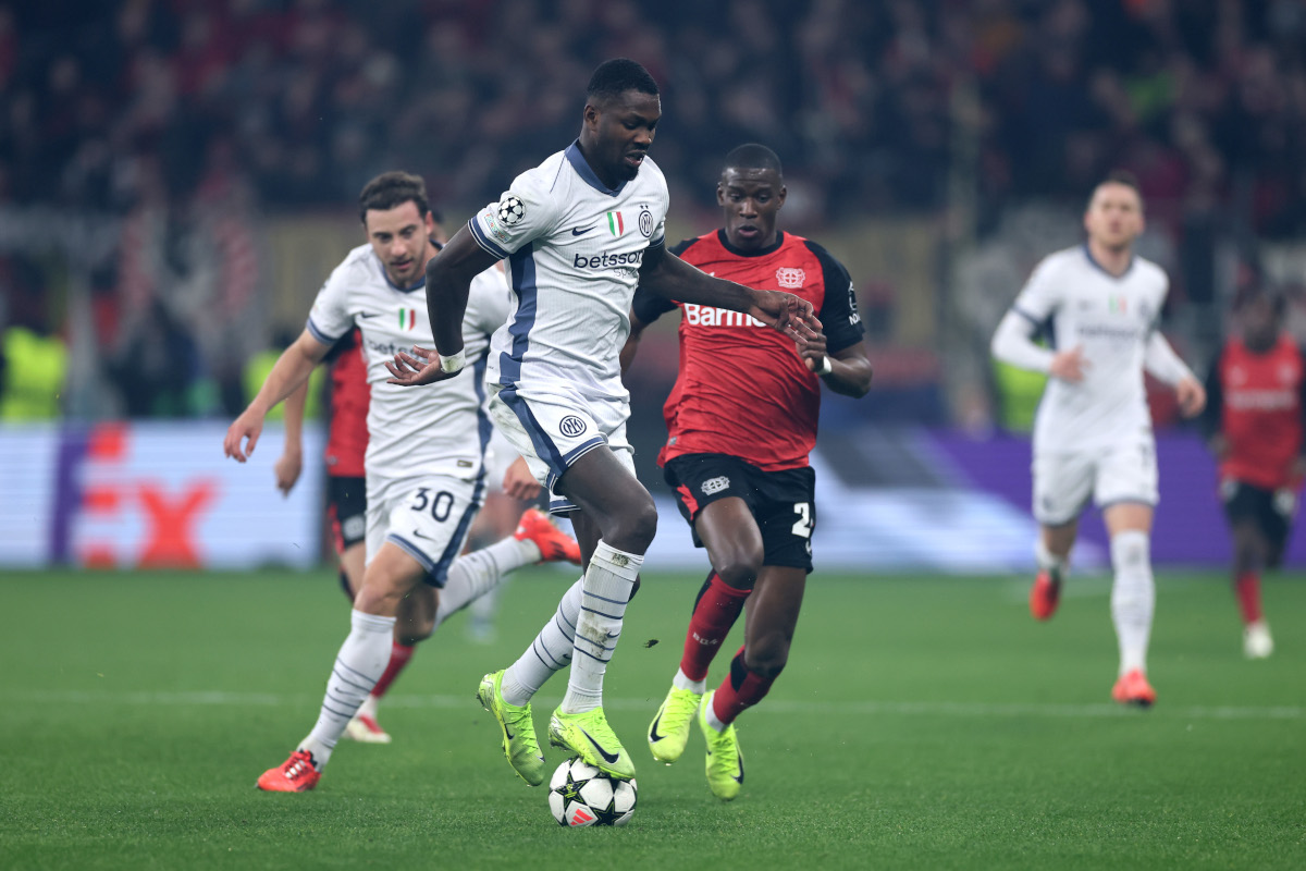 LEVERKUSEN, ALLEMAGNE - DÉCEMBRE 10 : Marcus Thuram du FC Internazionale contrôle le ballon sous la pression de Nordi Mukiele du Bayer 04 Leverkusen lors du match MD6 de la phase de ligue 2024/25 de l'UEFA Champions League entre le Bayer 04 Leverkusen et le FC Internazionale Milano à BayArena le 10 décembre , 2024 à Leverkusen, Allemagne. (Photo de Lars Baron/Getty Images)